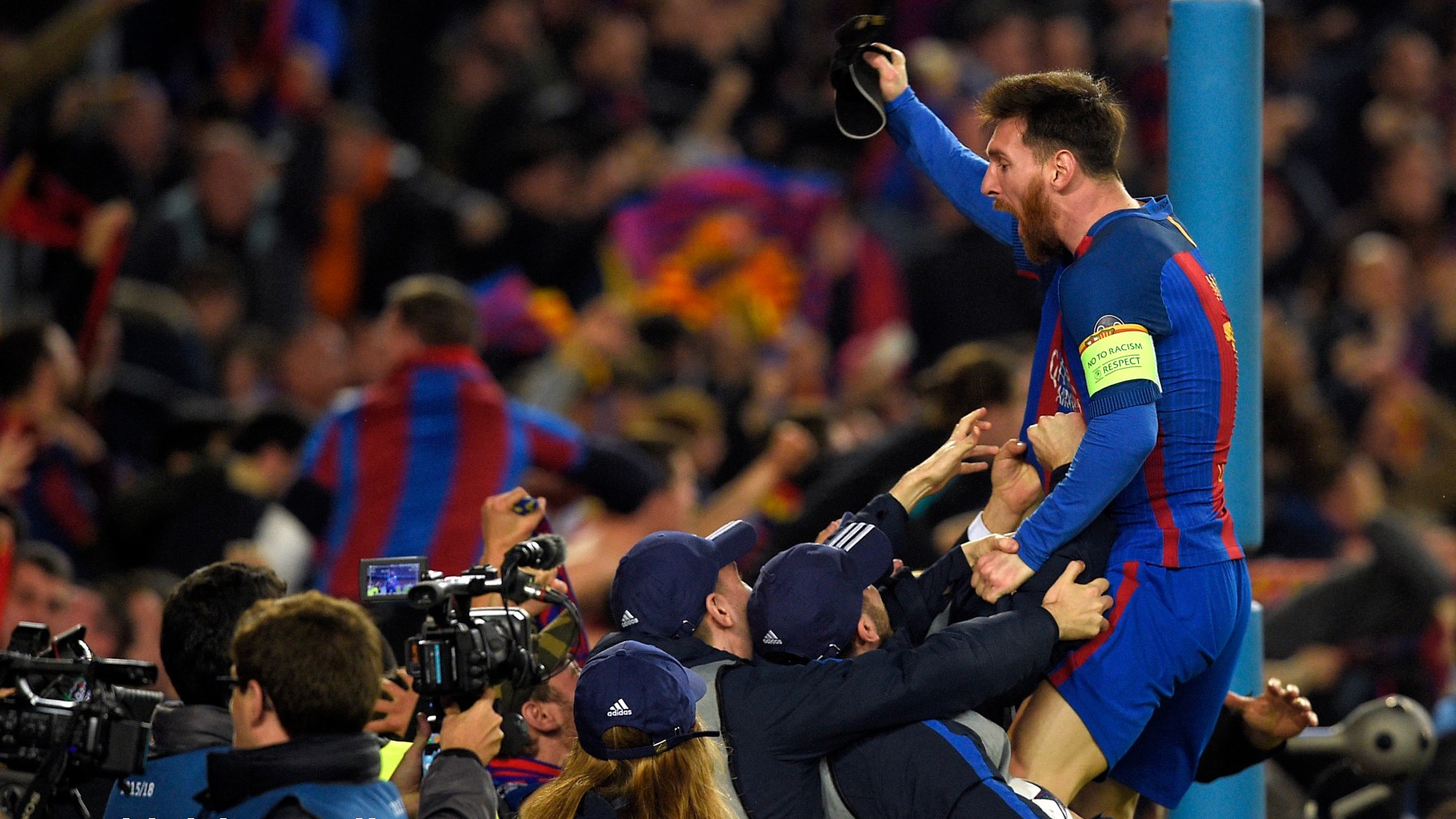 Messi celebra con la afición tras la remontada al PSG. (AFP)