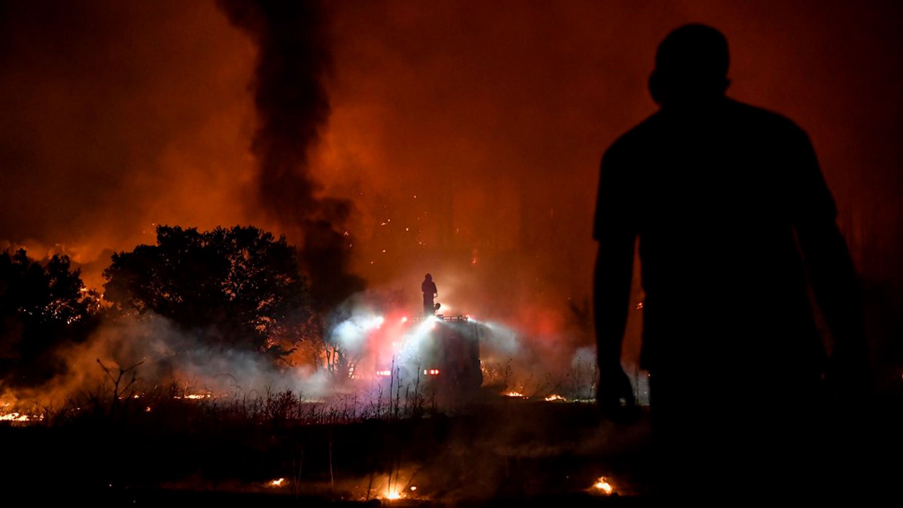 Uno de los terribles fuegos en Afidnes, a 30 kms al norte de Atenas. Foto: AFP