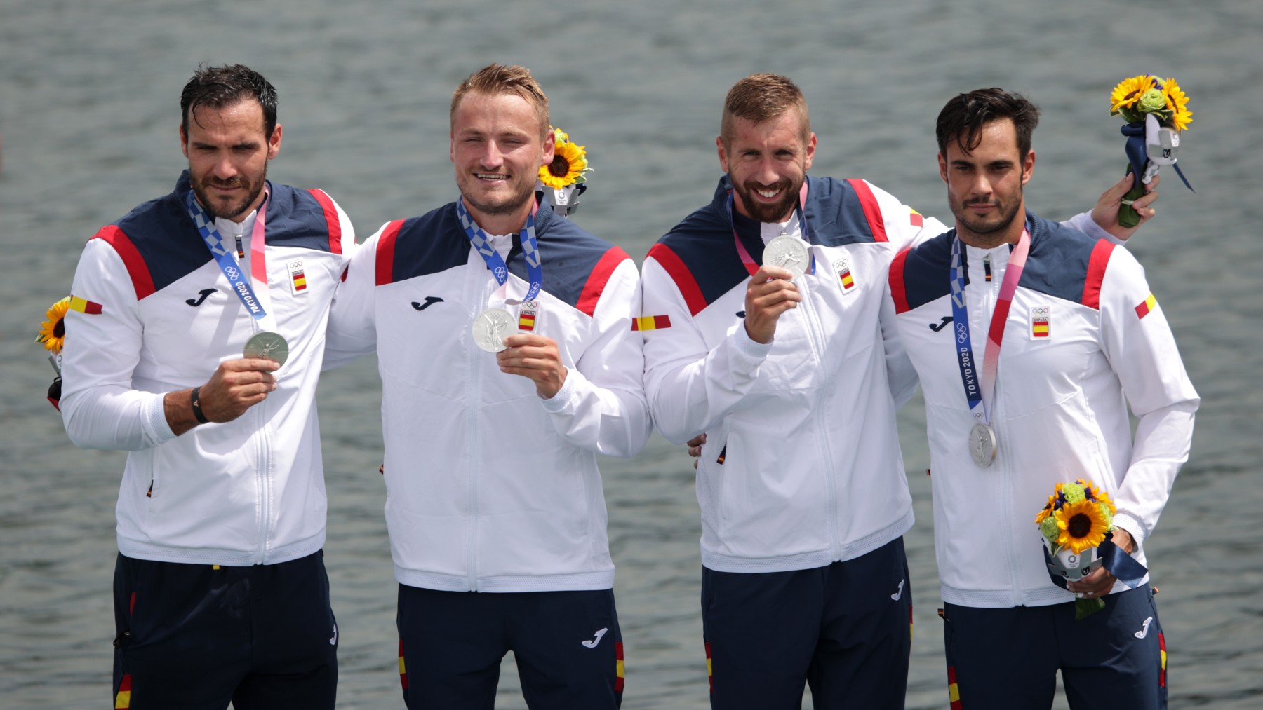 Craviotto, Walz, Arévalo y Germade, con sus medallas. (Getty)