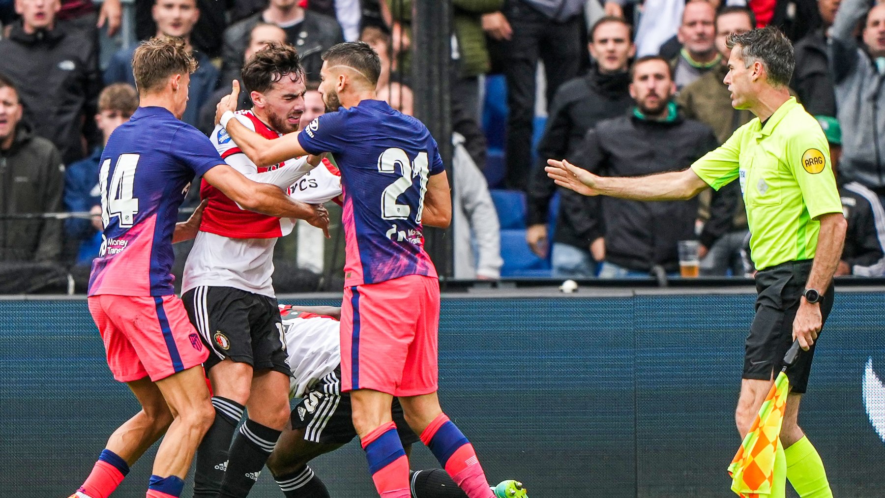 Carrasco se encara con un jugador del Feyenoord. (AFP)