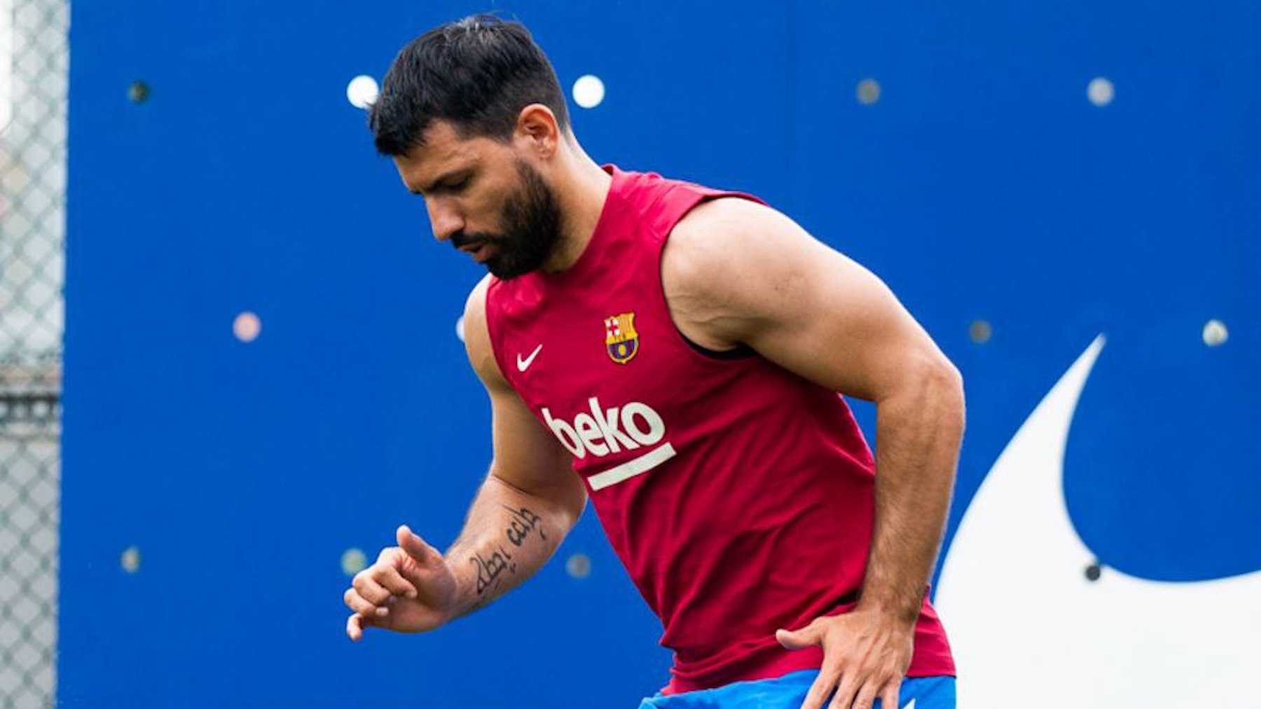 El Kun Agüero, durante un entrenamiento con el Barça. (@FCBarcelona_es)