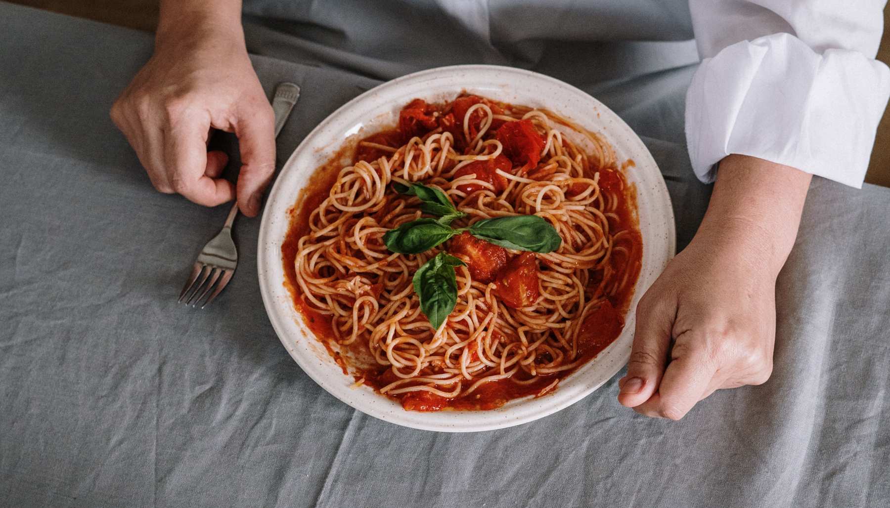 Espaguetis de tomate, ajo y albahaca
