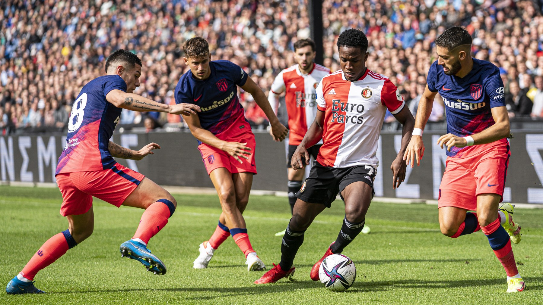 Llorente, Nehuén Pérez y Carrasco durante el Feyenoord – Atlético. (AFP)