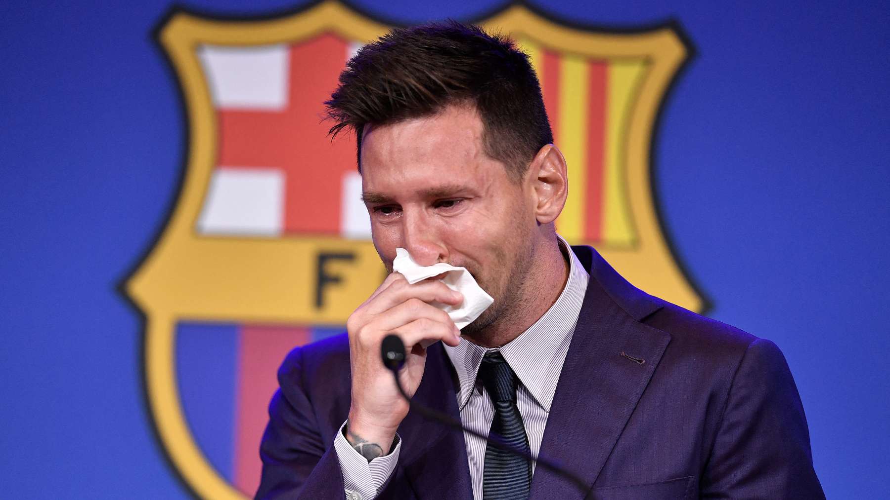 Leo Messi se seca las lágrimas antes de la comparecencia de su despedida del Barcelona. (AFP)