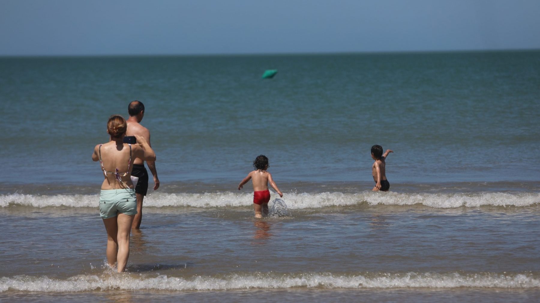Bañistas en la playa de la Valdelagrana en el Puerto de Santa Mária (NACHO FRADE / EUROPA PRESS).