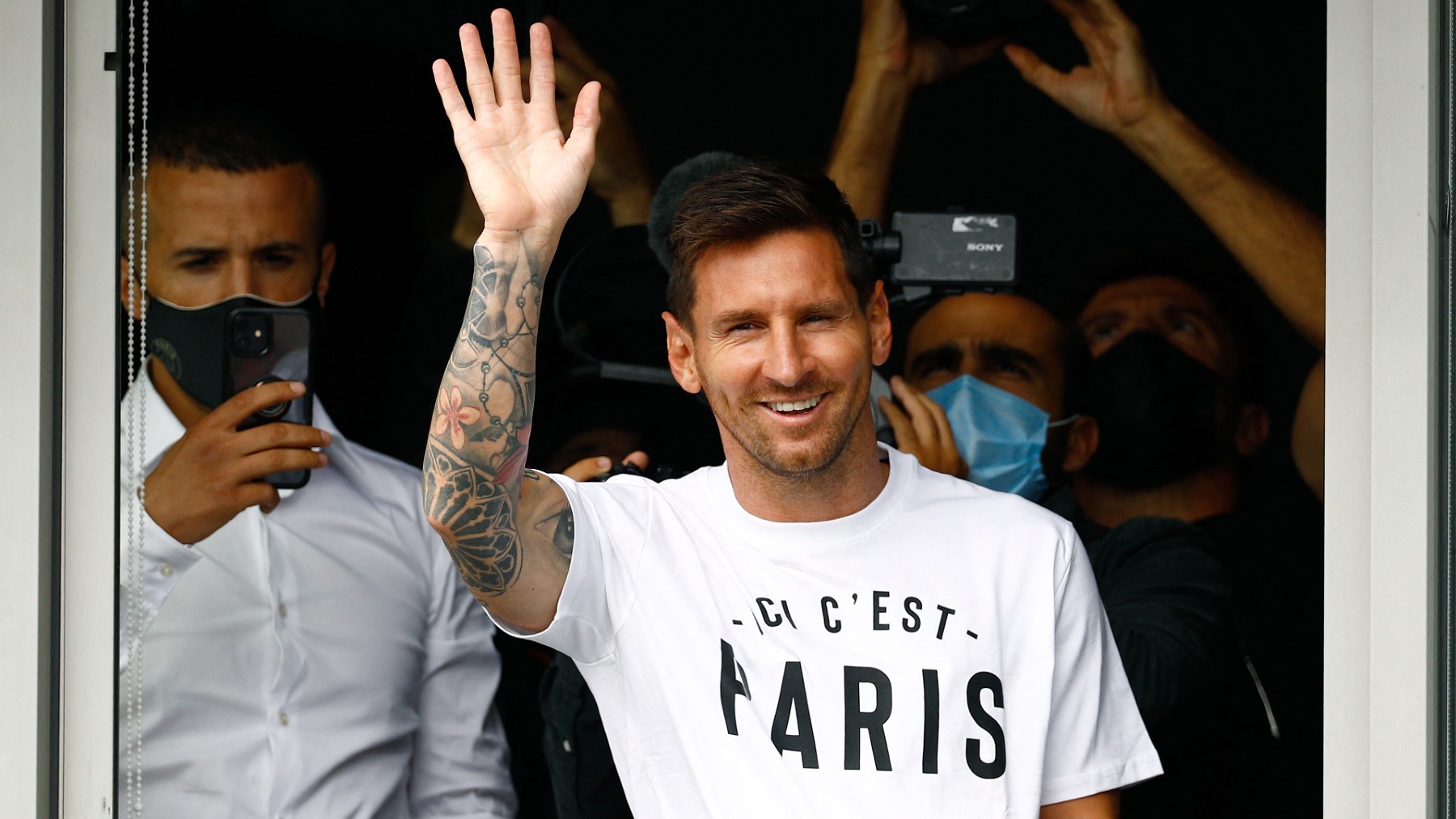 Leo Messi, a su llegada al aeropuerto de París. (AFP)