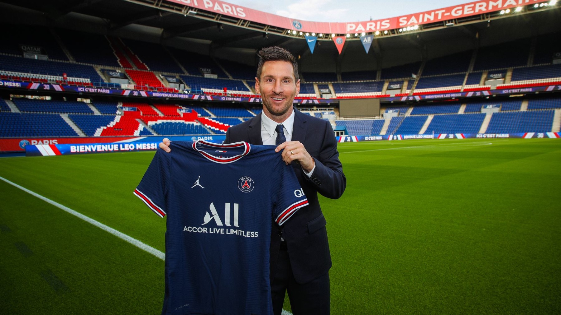 Leo Messi posa con la camiseta del PSG. (psg.fr)