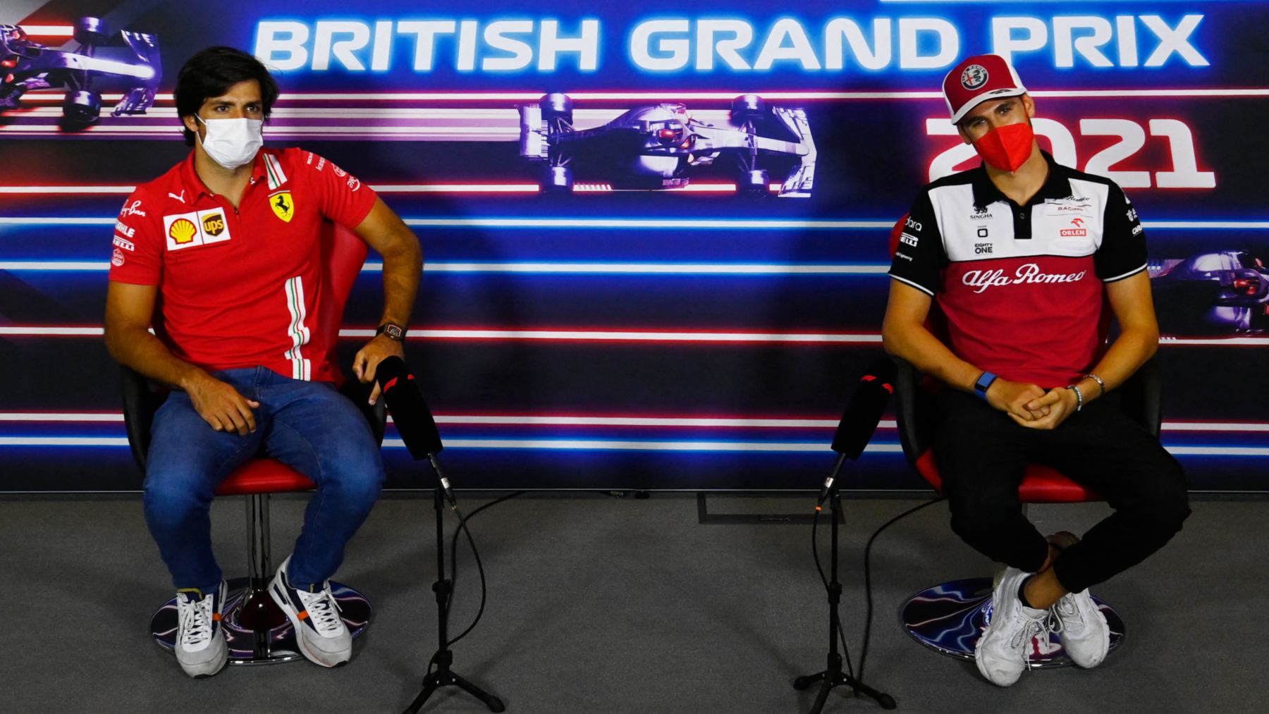 Carlos Sainz y Antonio Giovinazzi en rueda de prensa. (AFP)