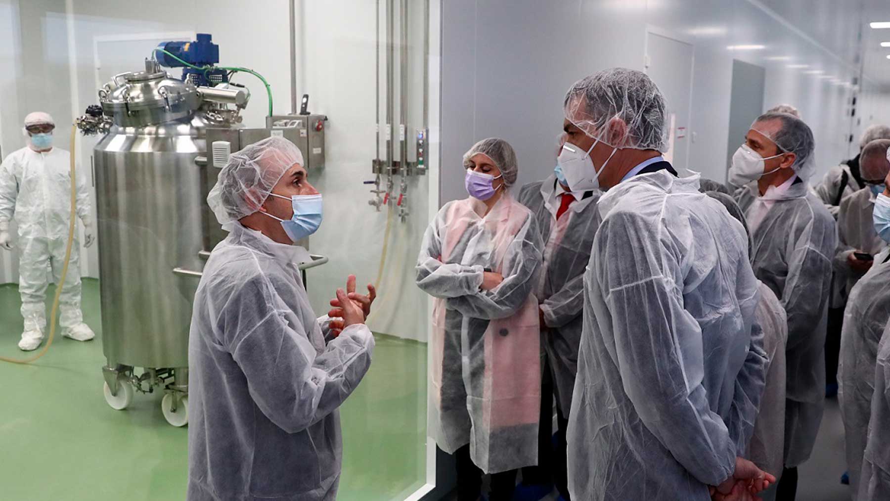 Pedro Sánchez visita a las instalaciones de producción de HIPRA, la empresa que produce la vacuna española contra el Covid-19. Foto: EP