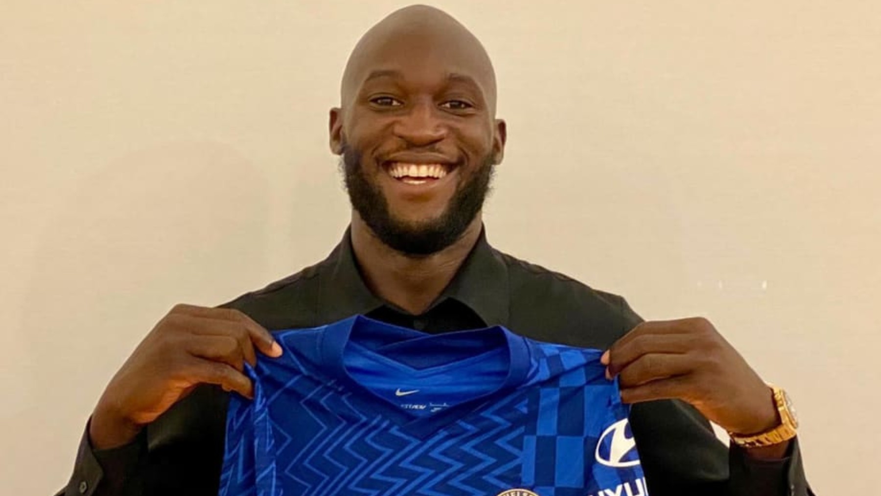 Romelu Lukaku posa con la camiseta del Chelsea. (chelseafc)