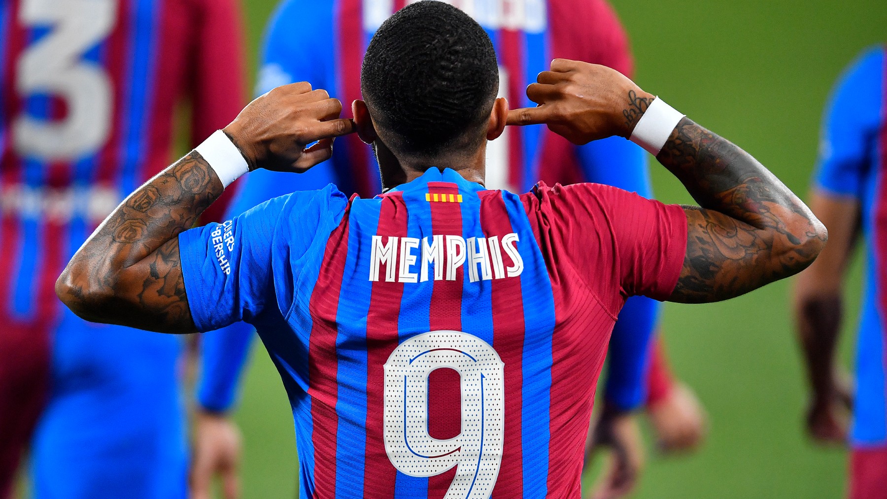 Memphis Depay celebra un gol con el Barcelona. (AFP)