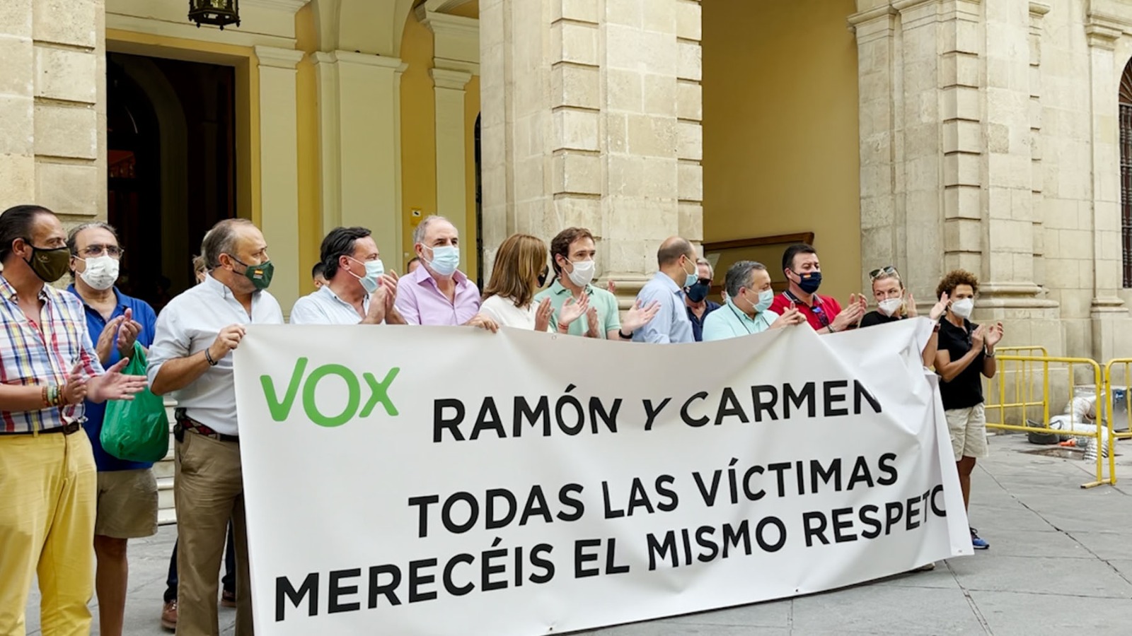 Vox homenajea en Sevilla al hombre asesinado por su mujer que intenta esconder el socialista Espadas.