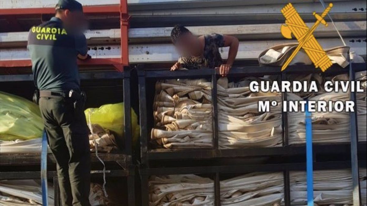Inmigrantes ilegales auxiliados por la Guardia Civil tras ser descubiertos en el interior de camiones llegados al puerto.