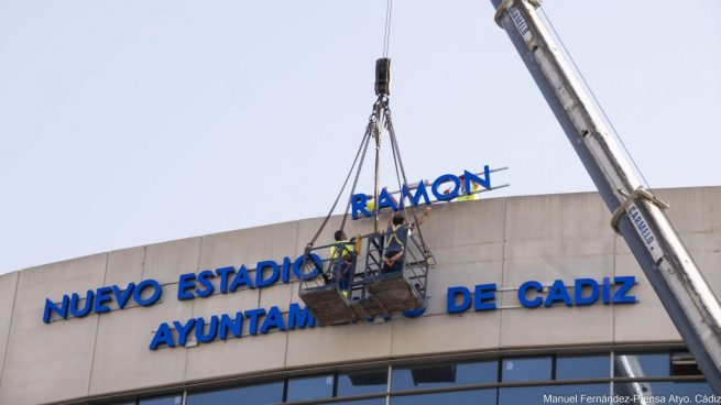 Kichi culmina su imposición y retira el nombre al estadio del Cádiz ante el enfado de su afición
