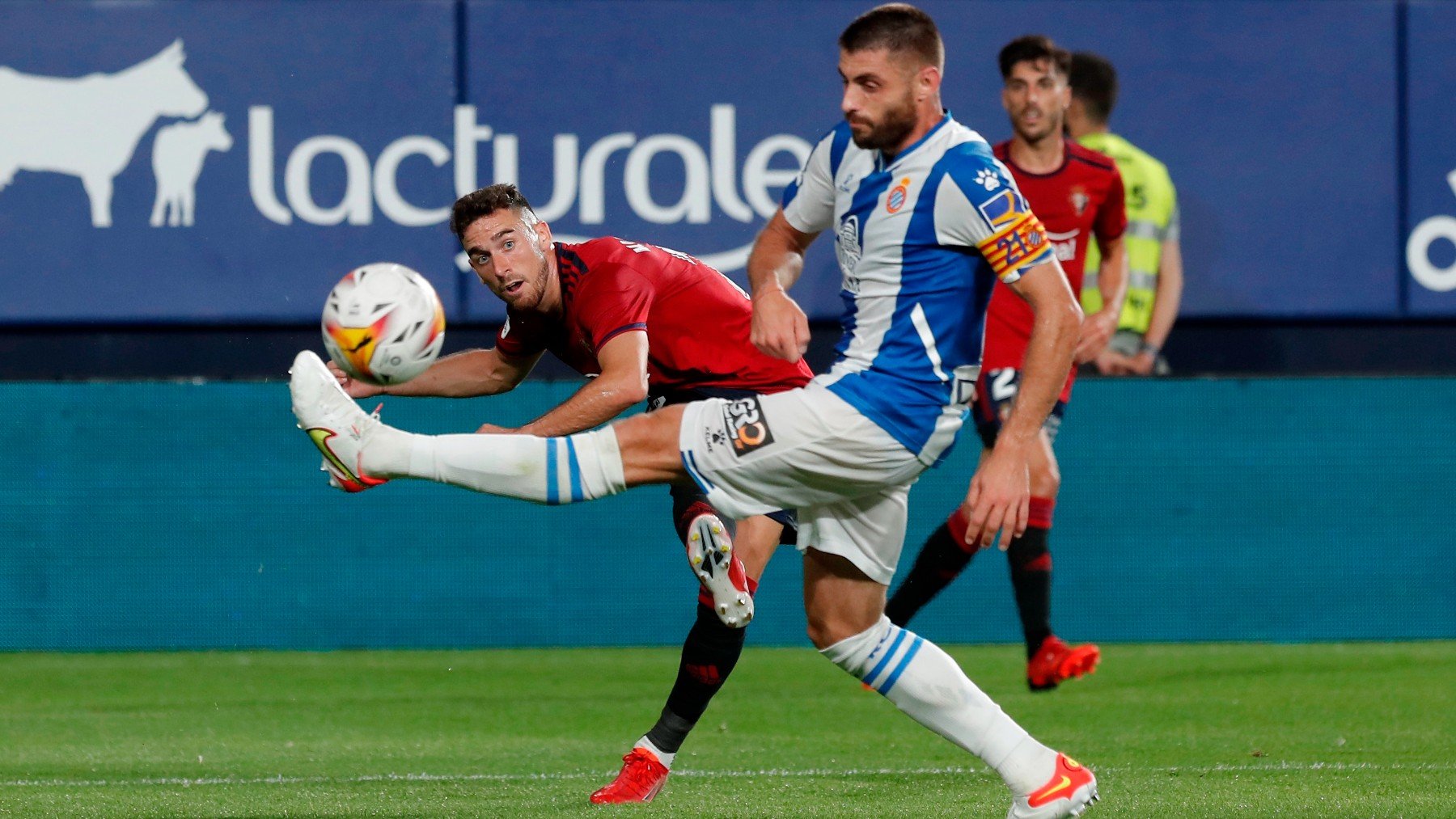 Osasuna y Espanyol durante un partido. (EFE)