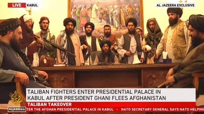 Talibanes en el palacio presidencial de Kabul.