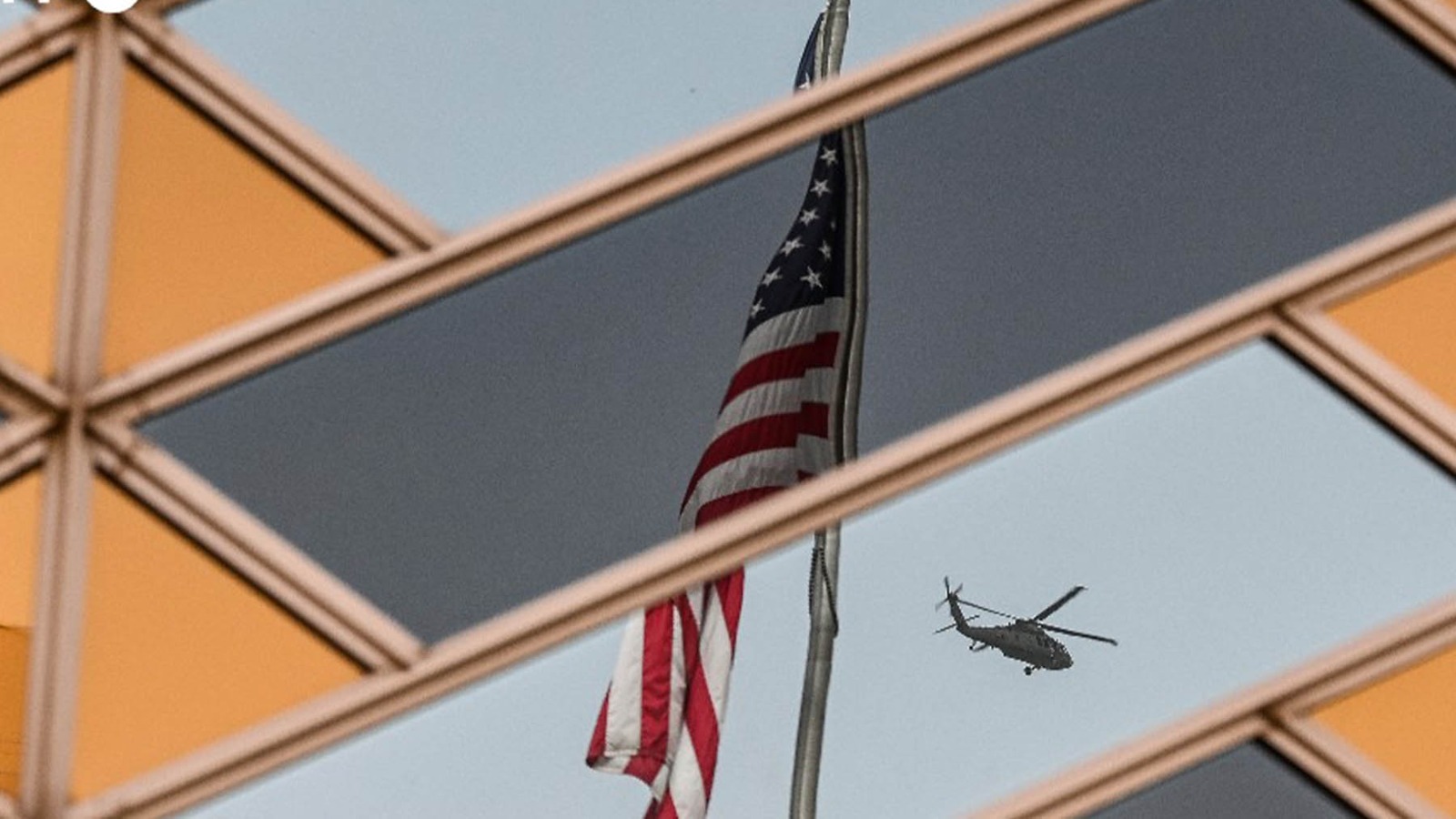 Un helicóptero sobrevuela la embajada de EEUU en Kabul. (AFP)