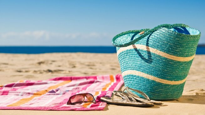 Amazon tiene el producto que necesitas para que la toalla no vuele en la playa