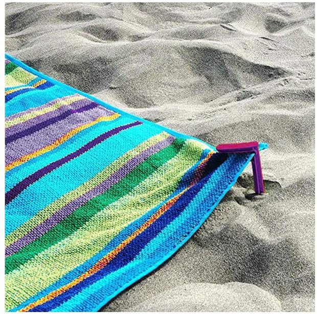 Amazon tiene el producto que necesitas para que la toalla no vuele en la playa