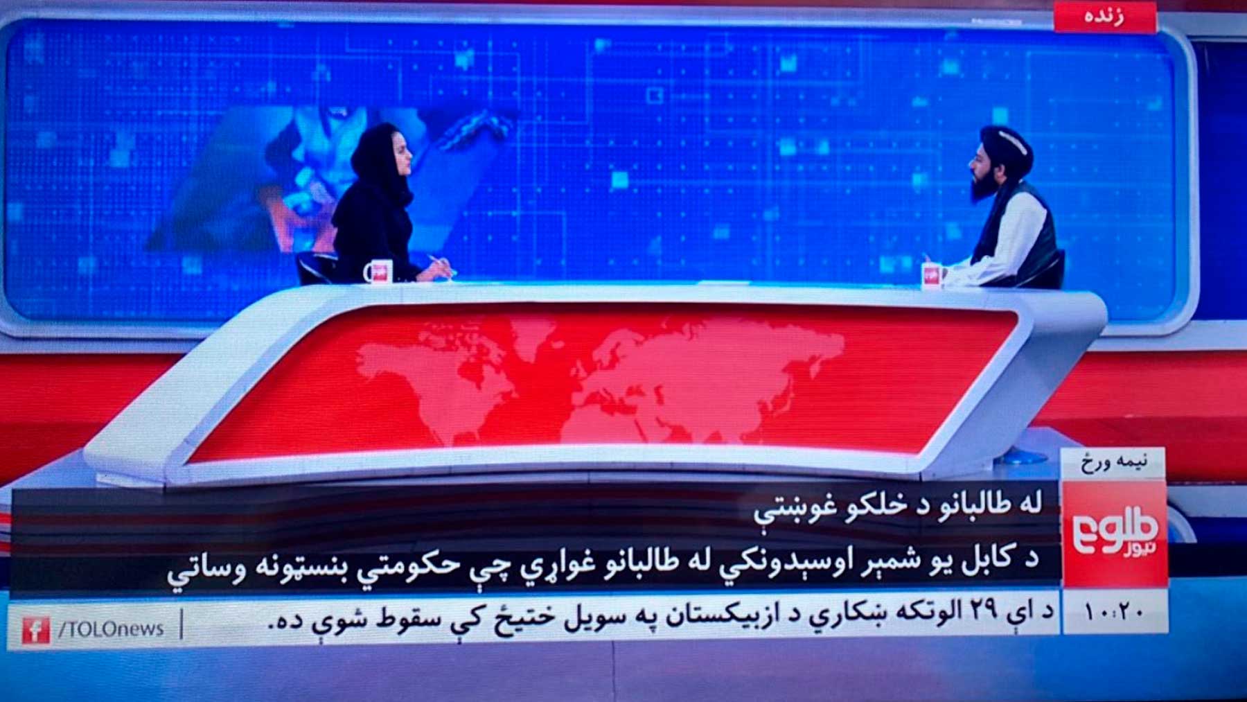 La periodista Beheshta Arghand entrevista en directo a un miembro de los talibanes en la principal televisión de Afganistán, Tolo News.