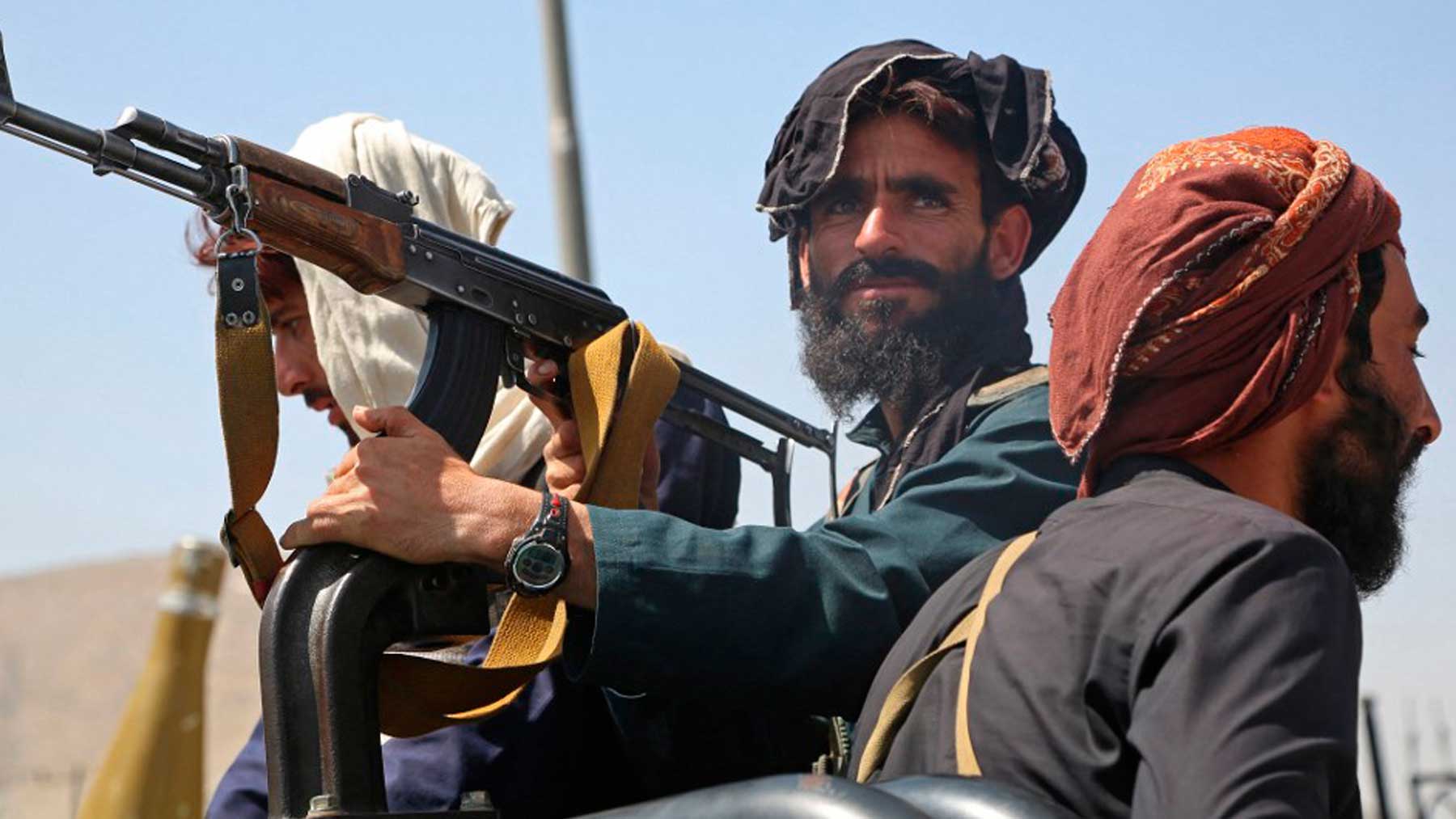 Tres talibanes a la entrada de Kabul, capital de Afganistán. Foto: AFP