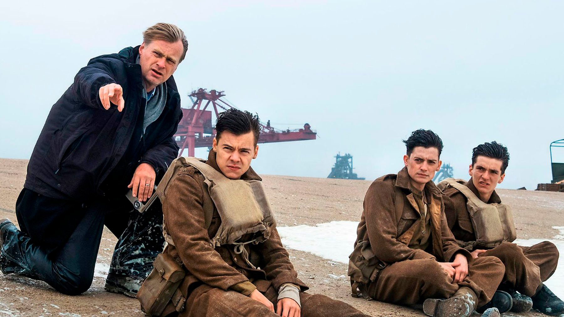 Harry Styles siendo dirigido por Christopher Nolan en «Dunkirk» (Warner Bros Pictures)