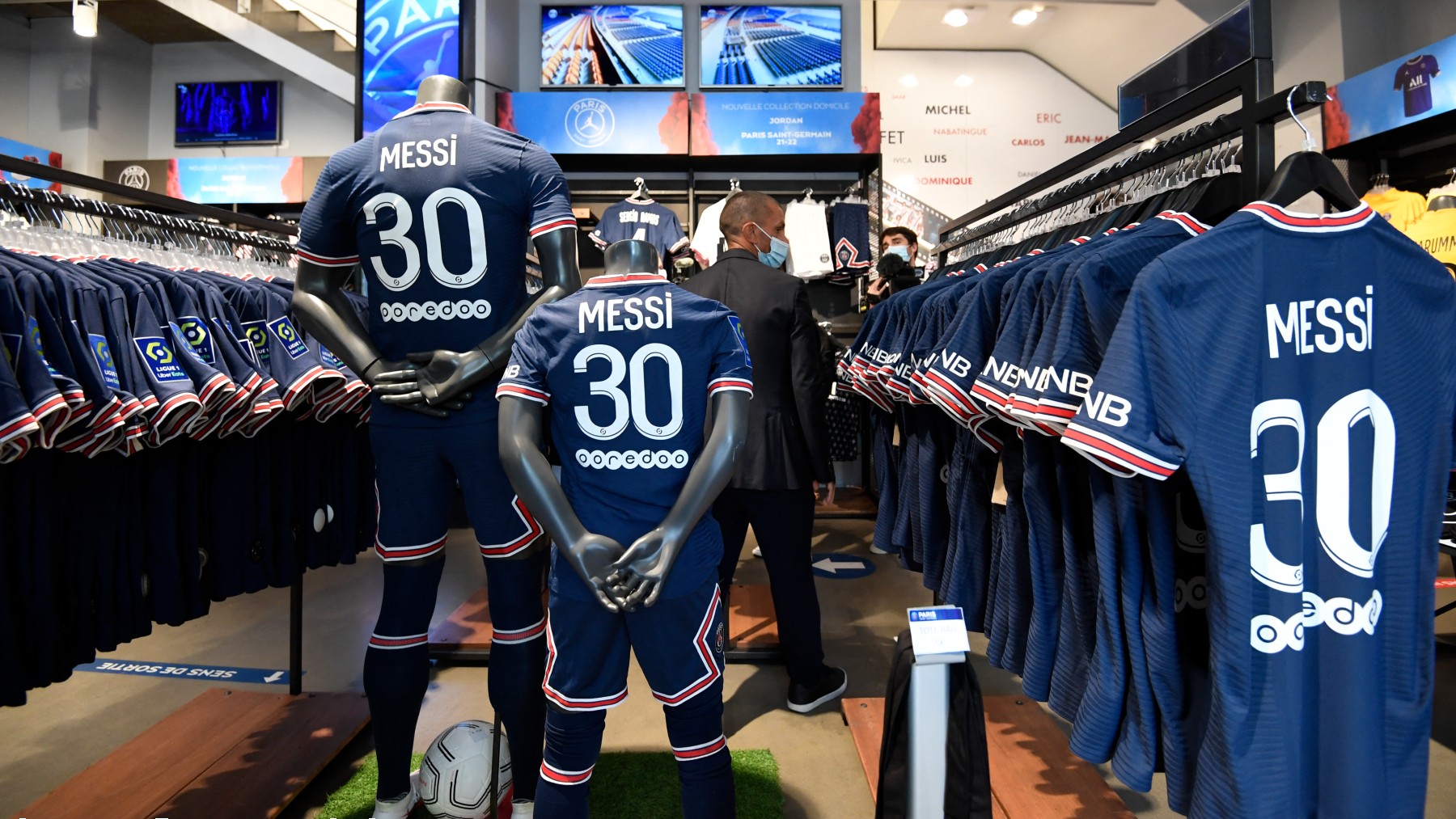 Las camisetas de Messi copan la tienda del PSG. (AFP)