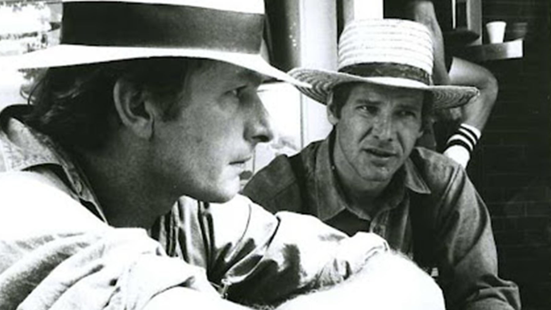 Peter Weir y Harrison Ford en el rodaje de «Único testigo» (Paramount Pictures)