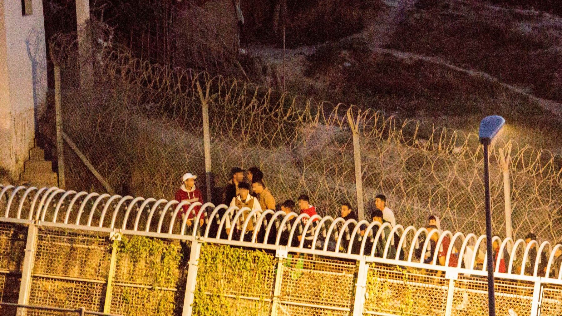 Marroquíes intentan llegar a suelo español desde la frontera que separa Melilla y Marruecos (EUROPA PRESS).