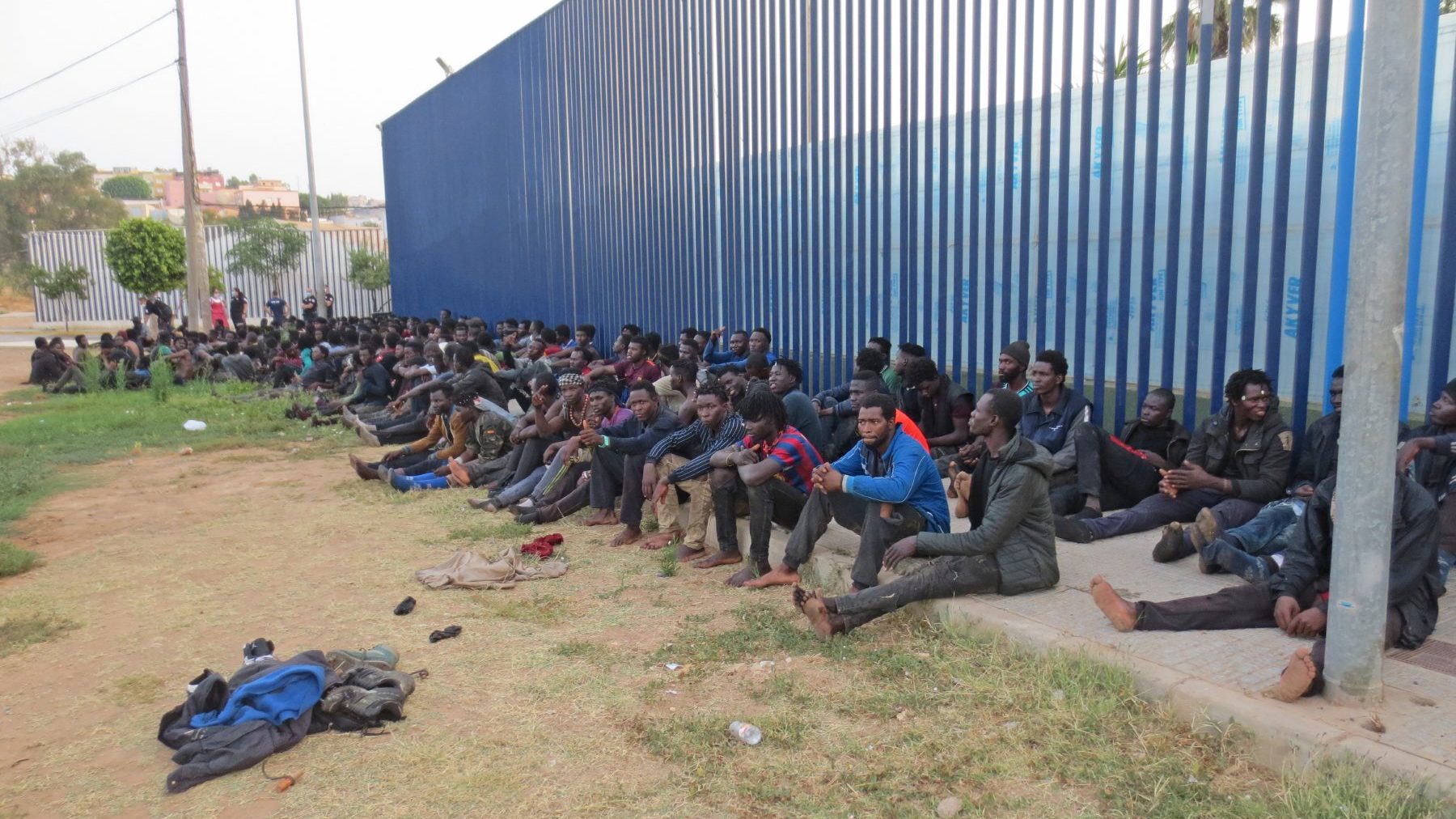 Un grupo de inmigrantes subsaharianos, a las puertas del CETI de Melilla (EUROPA PRESS). (1)