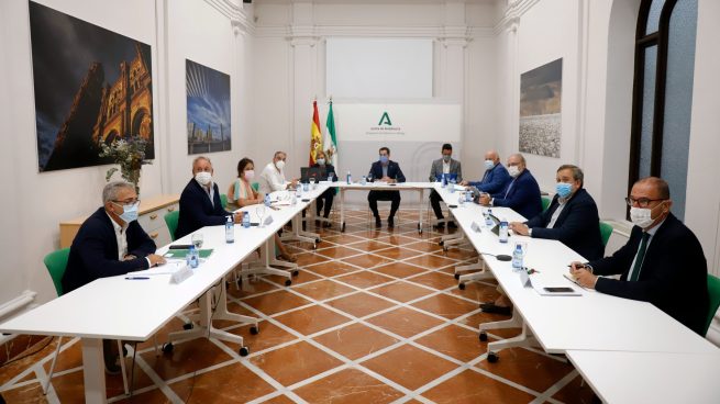 El presidente de la Junta de Andalucía, Juanma Moreno (c), preside la reunión del comité de expertos (ÁLEX ZEA / EUROPA PRESS).