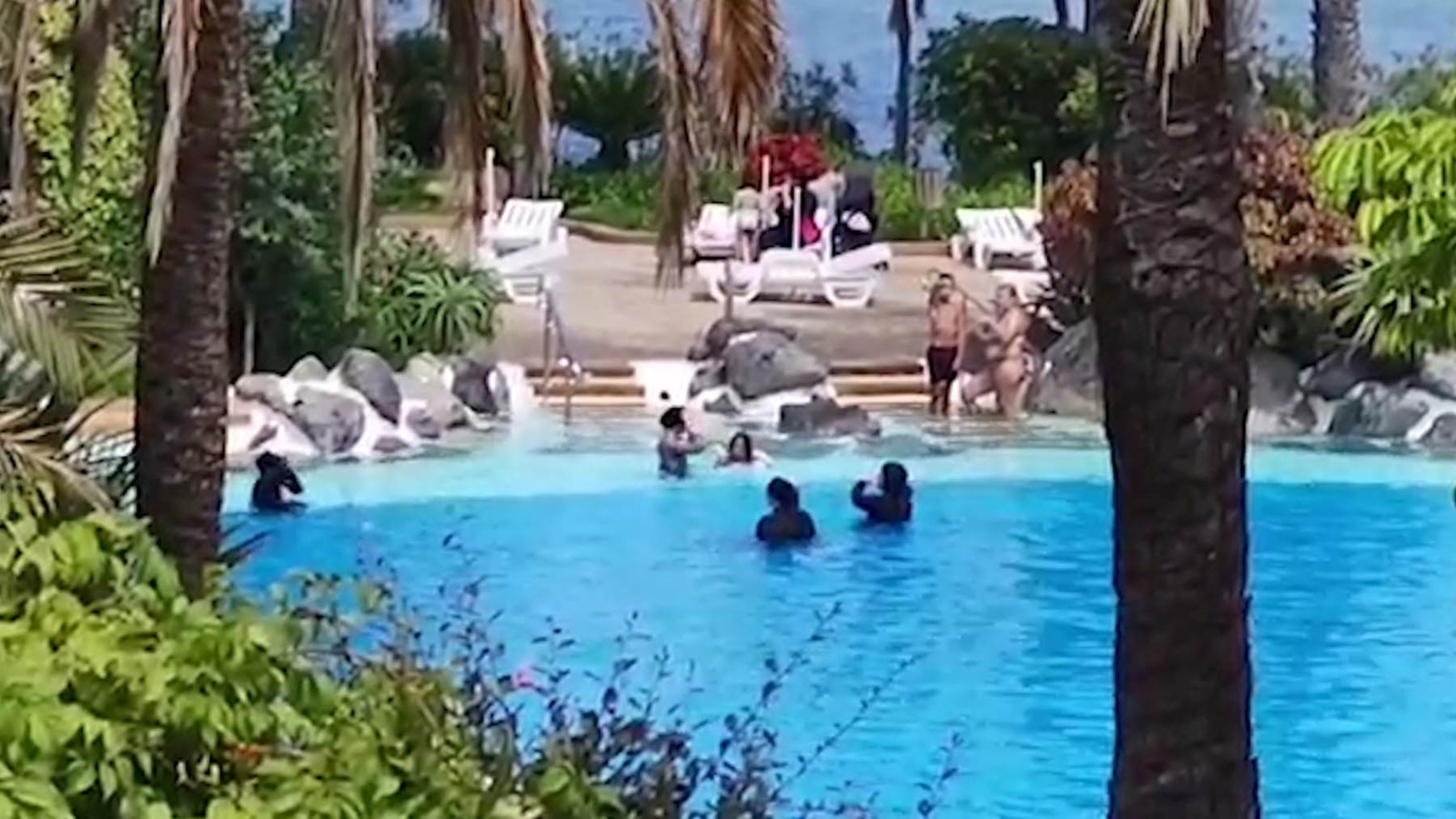 Las piscinas públicas de Ceuta permiten el baño con burka y Vox estalla: «Marroquinización antihigiénica».