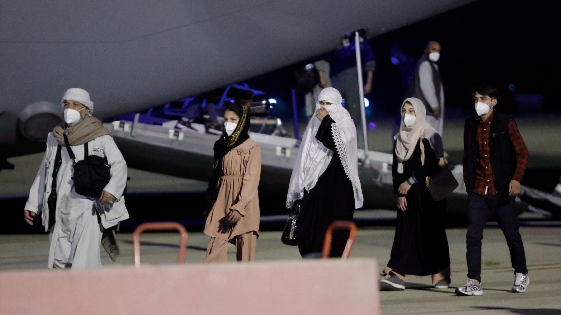 Primeras familias afganas evacuadas por España tras aterrizar en la base de Torrejón. (Foto: Efe)