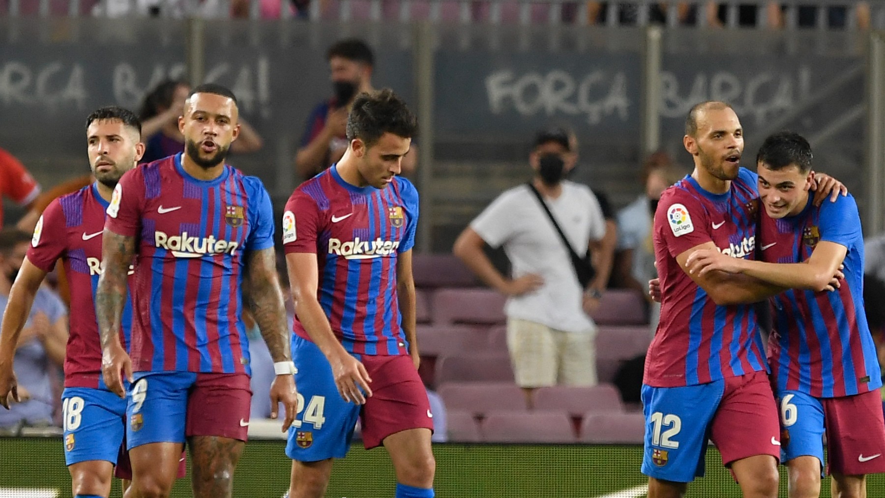 Los jugadores del Barcelona celebran uno de sus goles ante la Real Sociedad. (AFP)