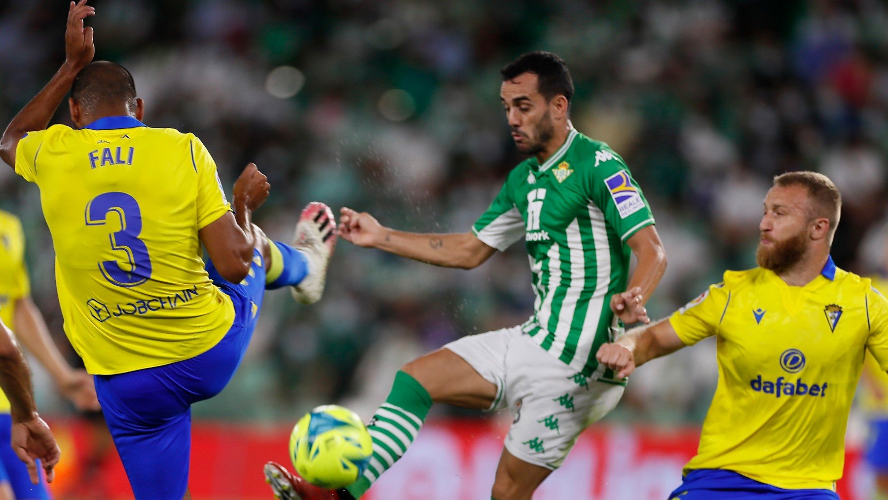 Juanmi intenta controlar un balón durante el Betis-Cádiz. (EFE)