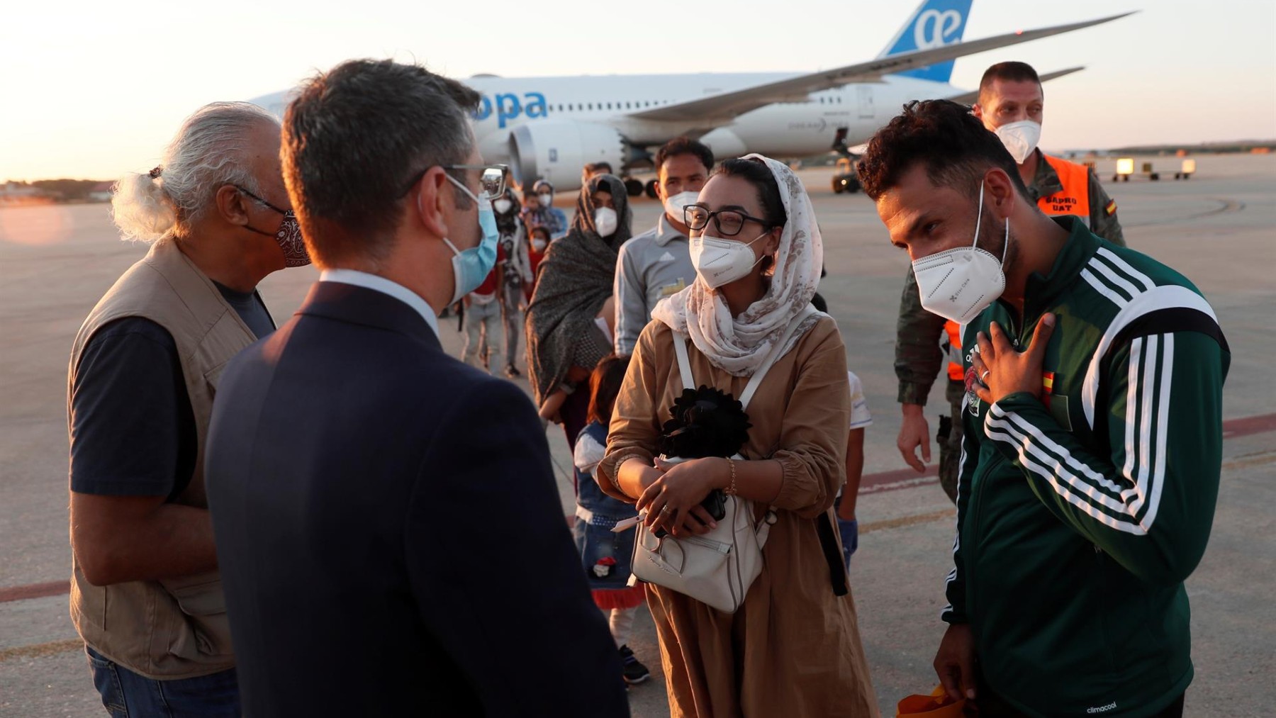 El ministro, Félix Bolaños  da la bienvenida a la jugadora afgana Nilofar Bayat.