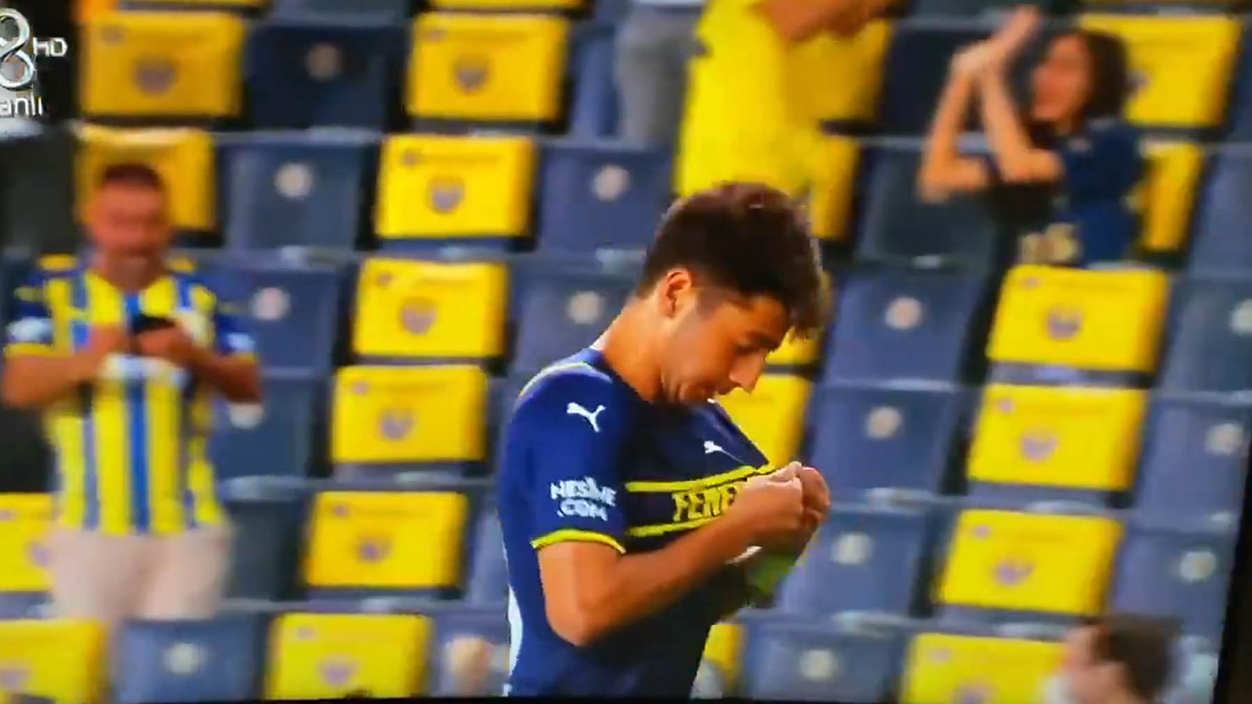 Un jugador del Fenerbahce va a besarse el escudo… ¡pero no hay!