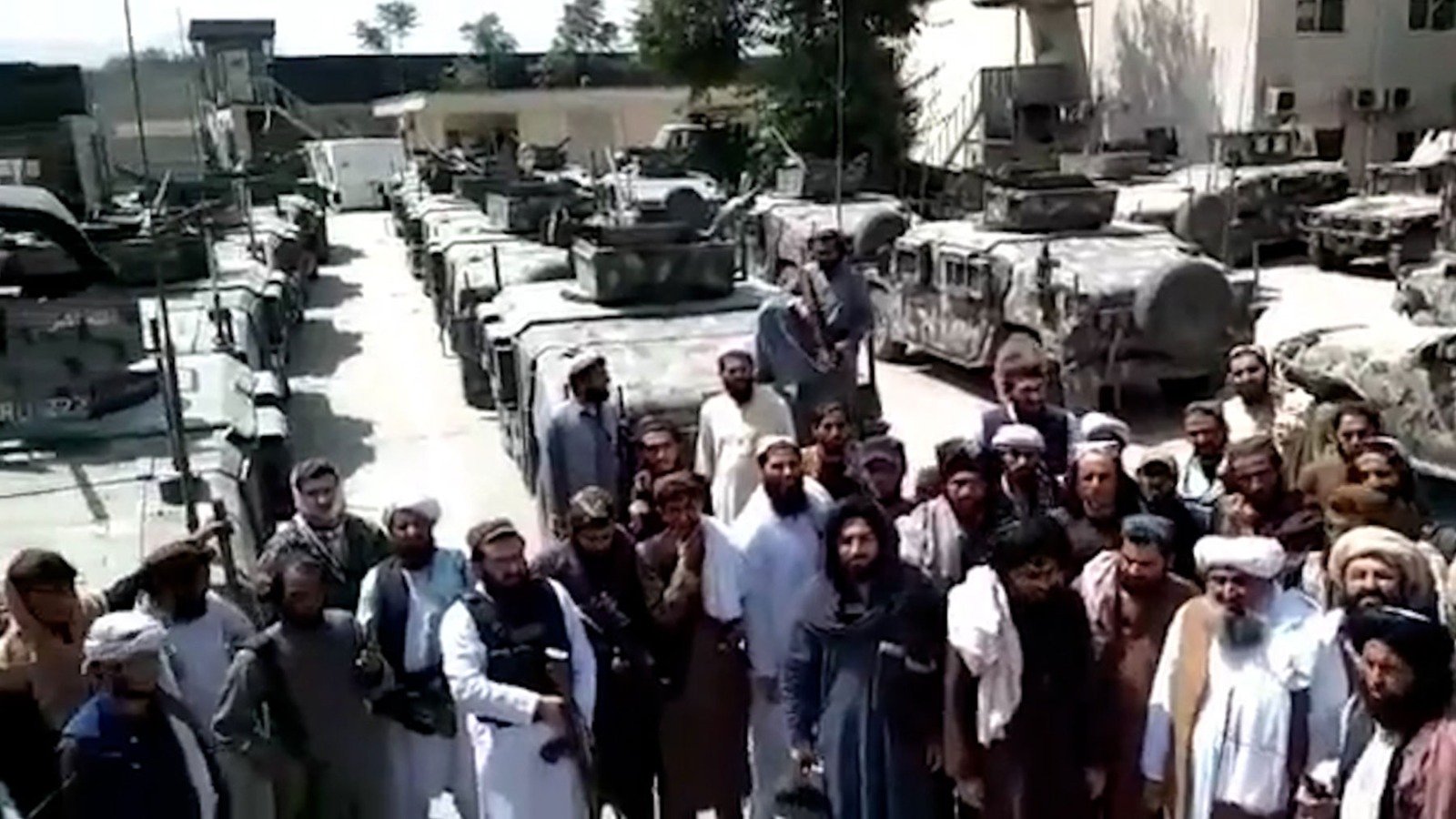 Afganistán: Un grupo de talibanes en un cuartel de las Fuerzas Especiales de Operaciones de EEUU exhibiendo tanques y armas que los americanos han dejado en Kabul.