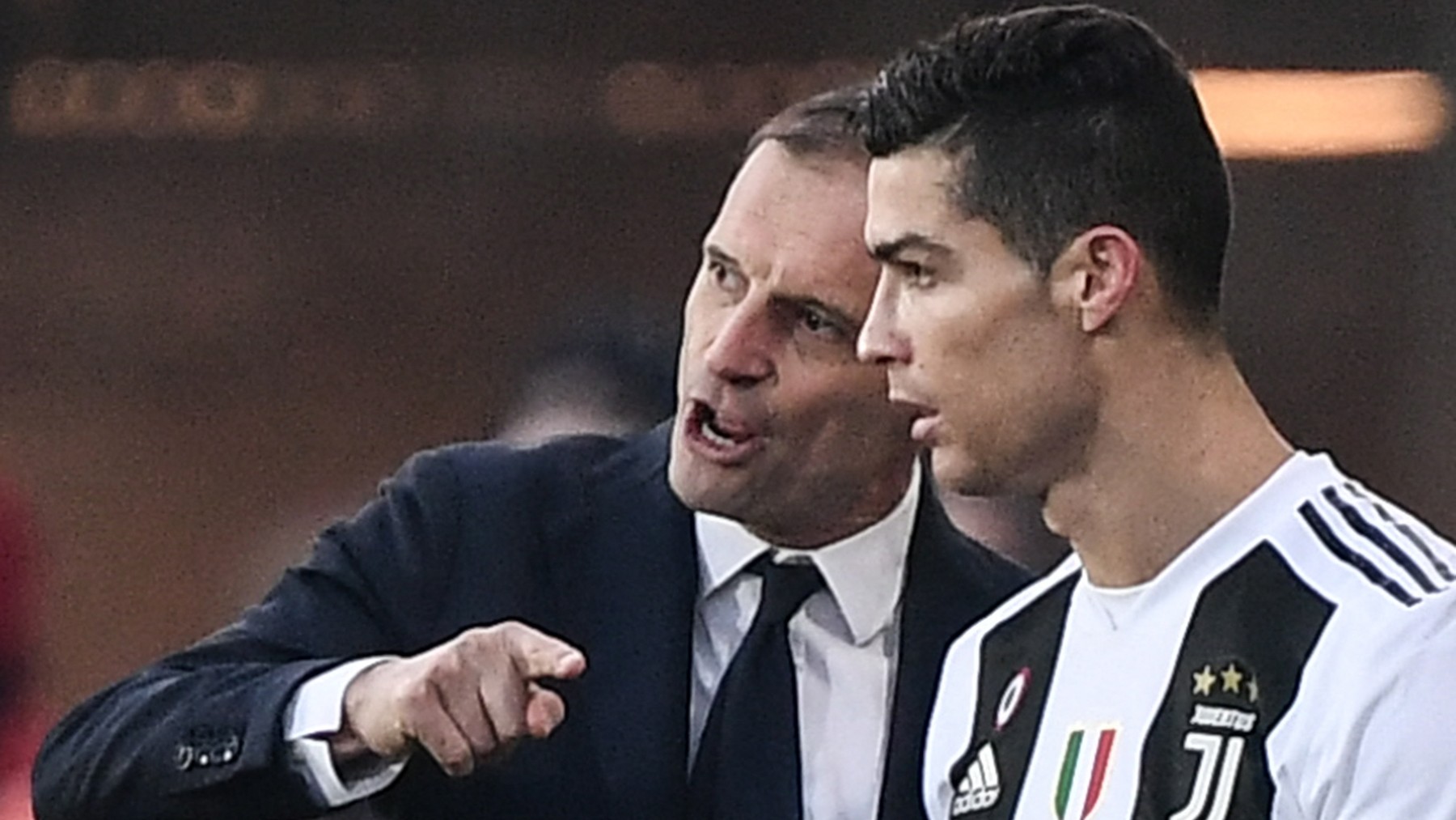 Cristiano Ronaldo y Allegri durante un partido de la Juventus. (AFP)