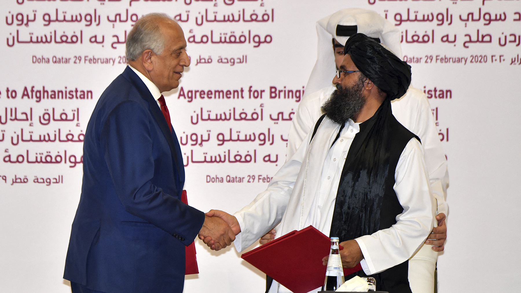El enviado especial de EEUU, Zalmay Khalilzad, y el Mullah Abdul Ghani Baradar, representante de los talibanes, el pasado febrero en Doha (Catar).
