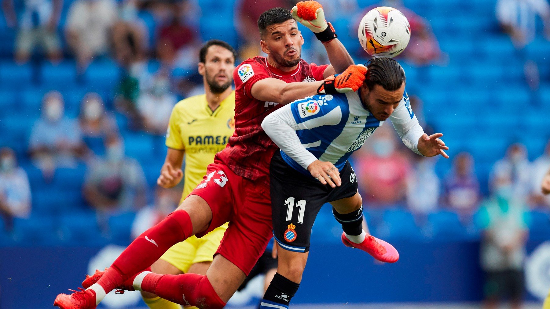 Rulli pelea un balón con Raúl de Tomás durante el Espanyol-Villarreal. (EFE)