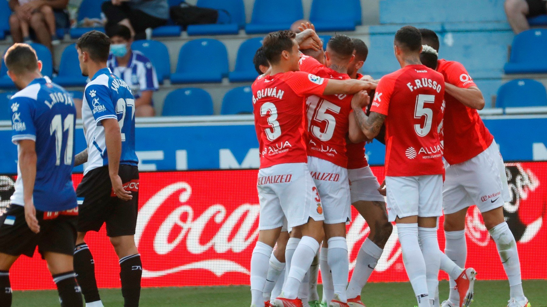 Los jugadores del Mallorca celebran el gol de Fer Niño ante el Alavés. (EFE)