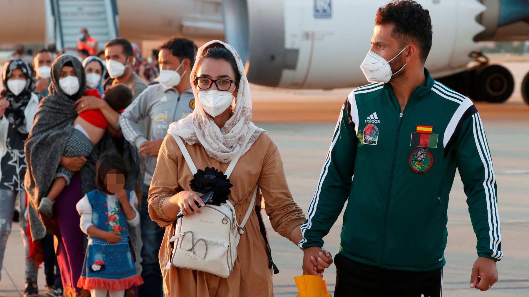 Nilofar Bayat y su pareja Ramish, en su llegada a Madrid desde Kabul. (EFE)