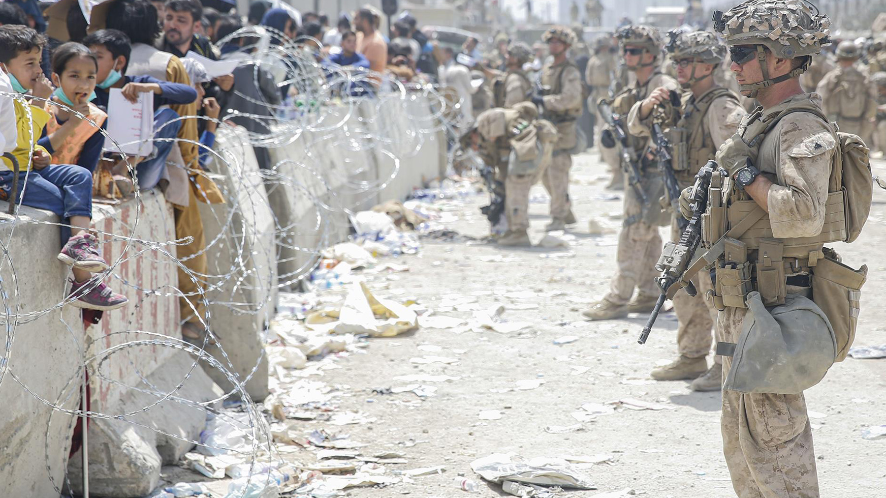 Militares estadounidenses custodiando el aeropuerto de Kabul.