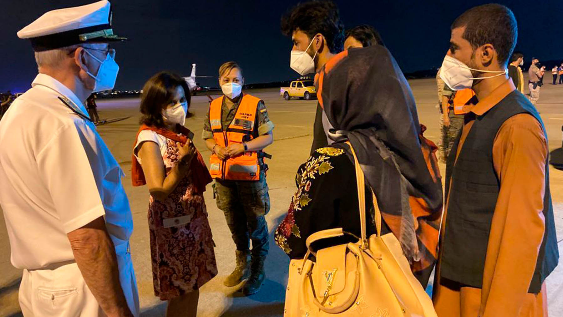 La ministra de Defensa, Margarita Robles, y el JEMAD reciben a los refugiados afganos