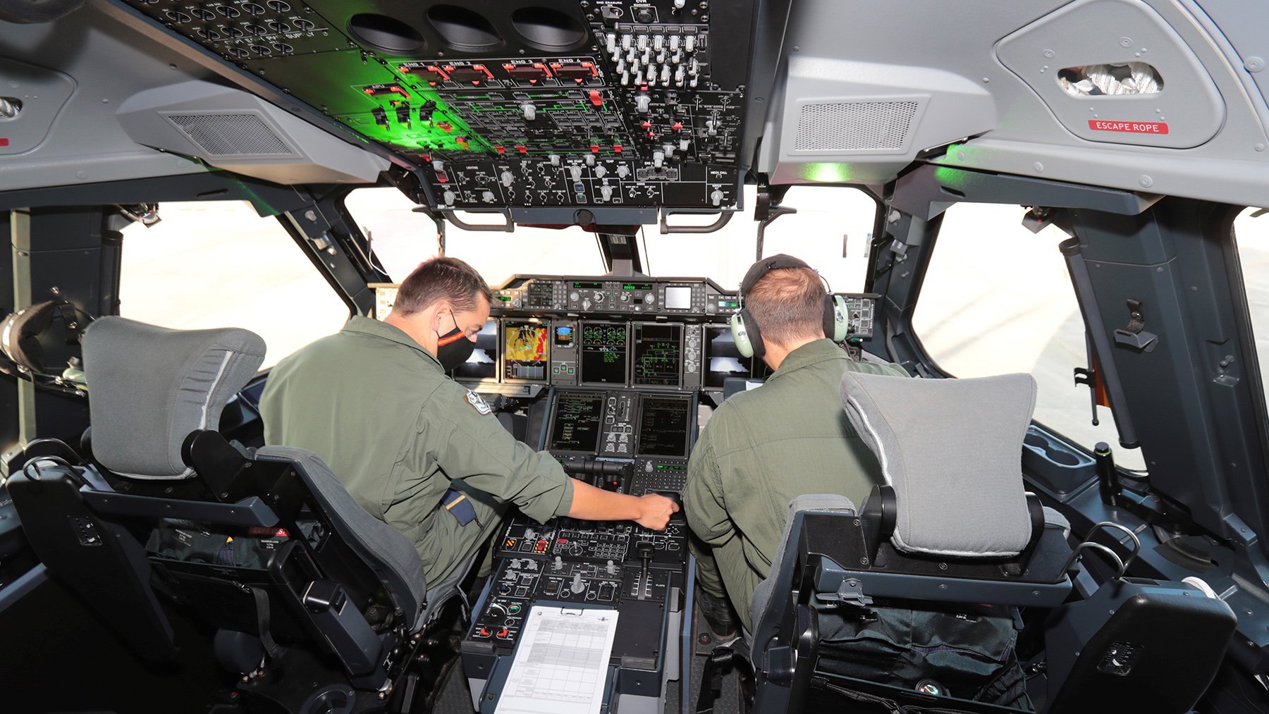 Pilotos del Ejército del Aire se preparan para despegar rumbo a Kabul.