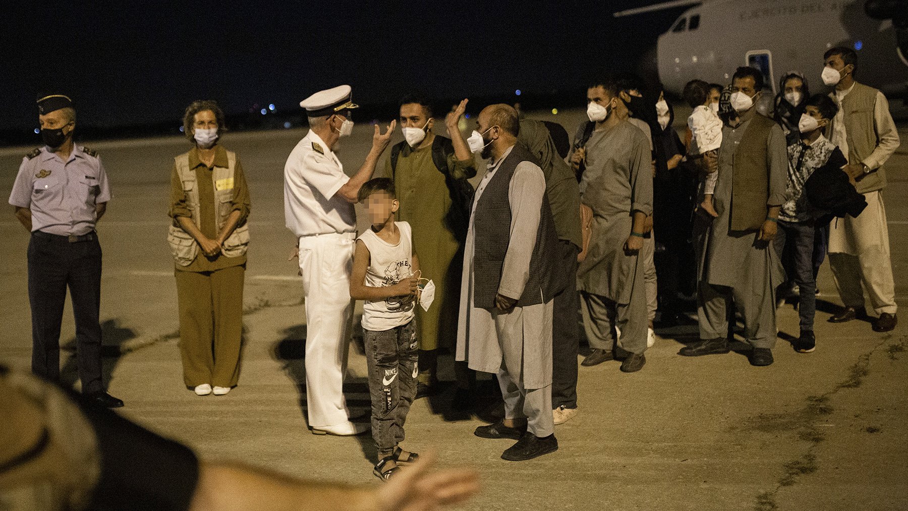 Refugiados afganos a su llegada a Torrejón en un avión de Defensa.