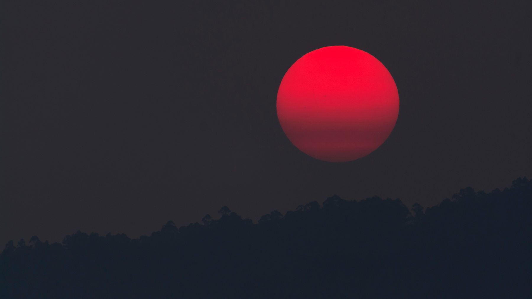 ¿Qué provoca que el Sol parezca rojo cuando hay incendios?