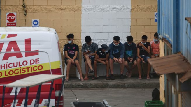 Menores extranjeros no acompañados alojados en las naves del Tarajal, en Ceuta (ANTONIO SEMPERE / EUROPA PRESS).