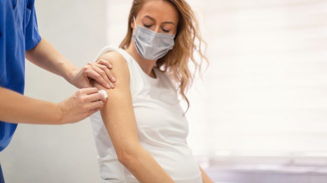 Los ginecólogos recomiendan la vacuna frente al Covid-19 durante el embarazo